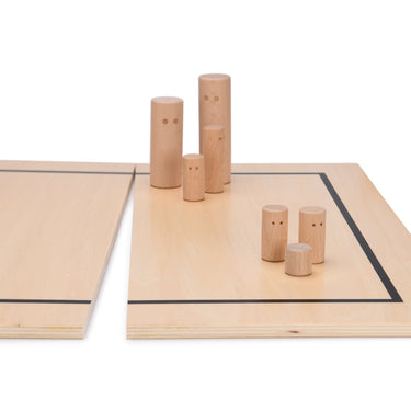 Gruppen von großen und kleinen Figuren auf dem Systembrett